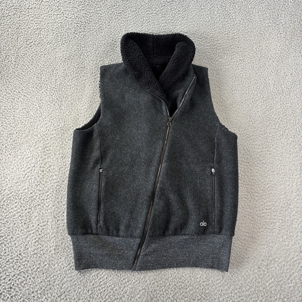 ALO Yoga Flat Iron Sherpa Vest Womens Medium Sleeveless Workout Athletic Outdoor